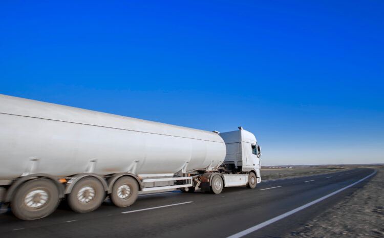 Fuel tanker truck on the road: key factors in fuel distribution competition. Discover how financial planning and operational efficiency enable your competitors to offer lower prices. Learn how to optimize costs, improve supplier relationships, and use tools like DAPLAN to compete smartly in the fuel transportation and distribution market.