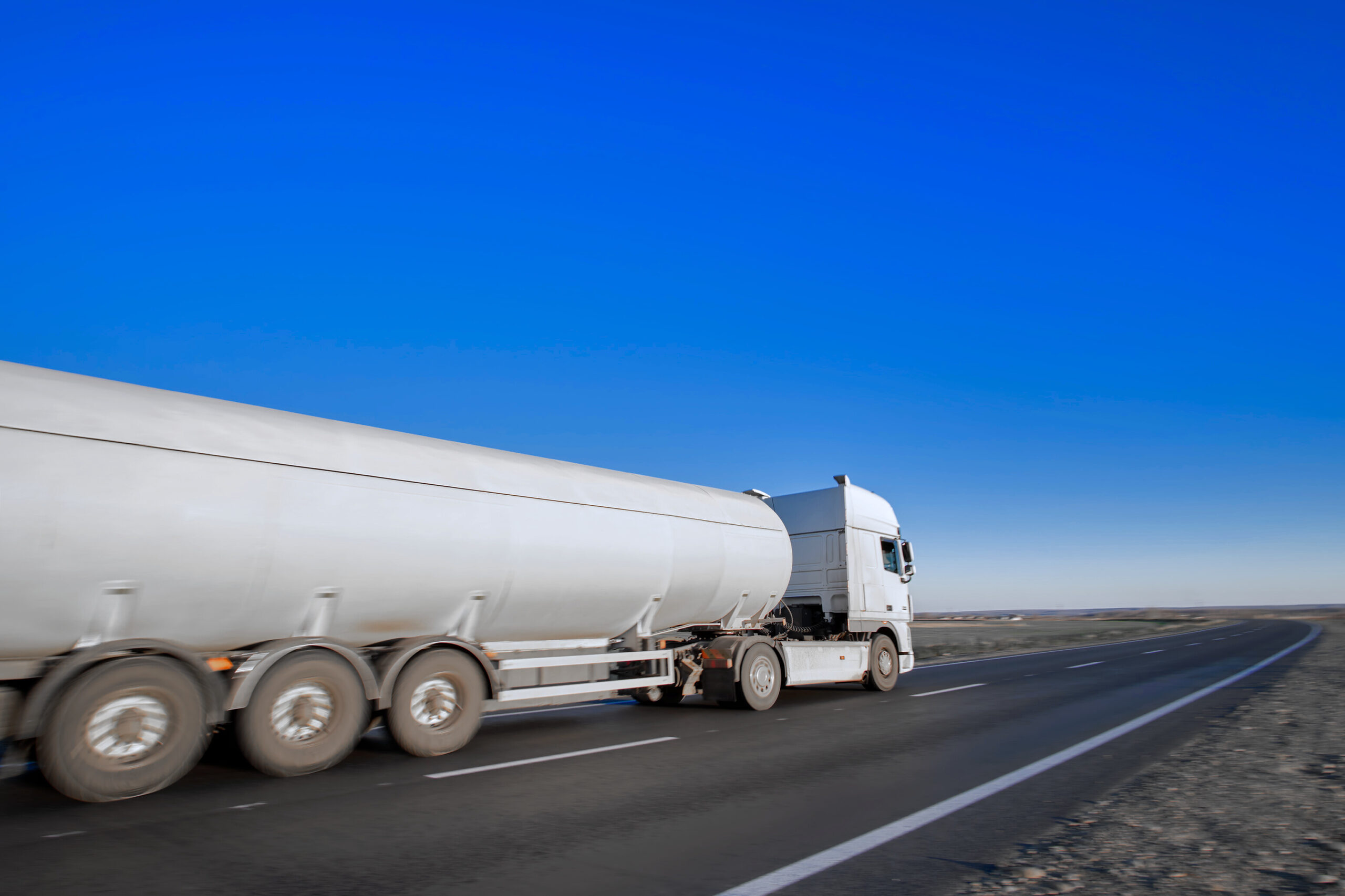 Fuel tanker truck on the road: key factors in fuel distribution competition. Discover how financial planning and operational efficiency enable your competitors to offer lower prices. Learn how to optimize costs, improve supplier relationships, and use tools like DAPLAN to compete smartly in the fuel transportation and distribution market.