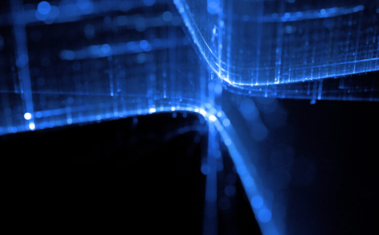 Fondo tecnológico con flujos de datos y líneas azules que representa los desafíos de la analítica de datos y la integración de múltiples plataformas de Business Intelligence en empresas de servicios públicos (utilities)