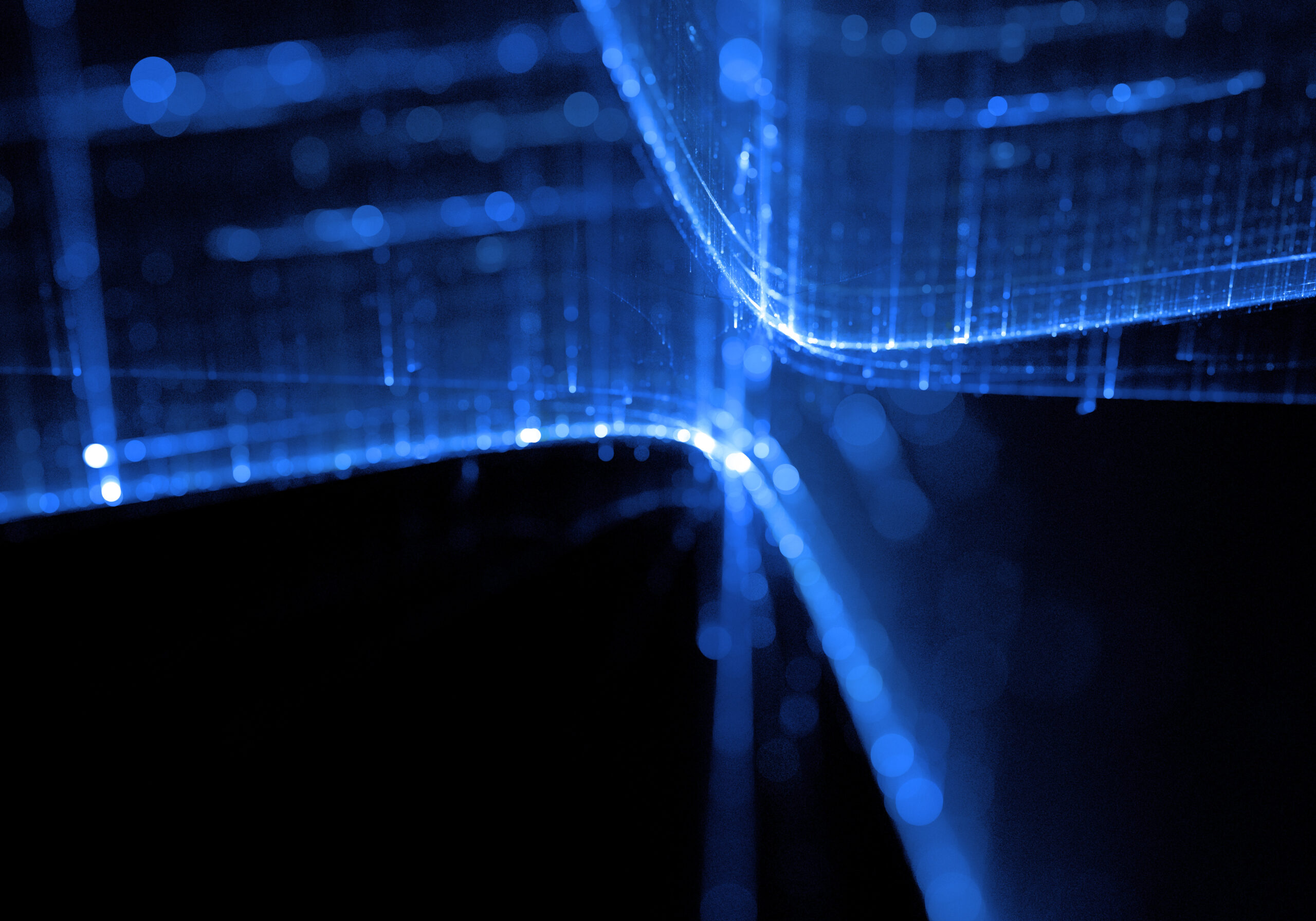 Fondo tecnológico con flujos de datos y líneas azules que representa los desafíos de la analítica de datos y la integración de múltiples plataformas de Business Intelligence en empresas de servicios públicos (utilities)