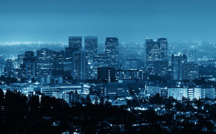 Vista nocturna de una ciudad densamente iluminada, representando la alta demanda de energía que se gestiona mediante el pronóstico de carga para optimizar costos y ganar eficiencia en el sistema eléctrico