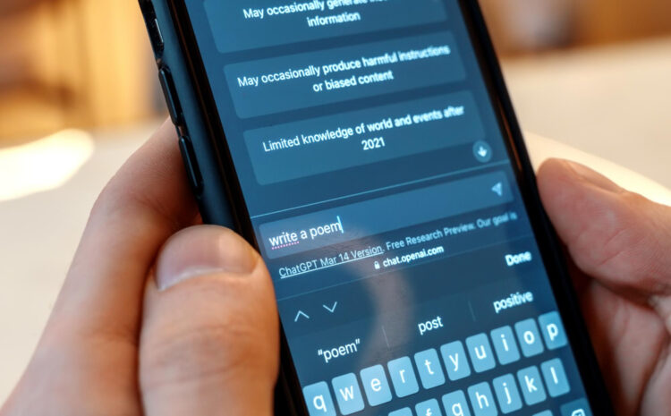 Primer plano de una persona usando la interfaz de ChatGPT en un smartphone para escribir un poema. La imagen ilustra el uso de la IA generativa en tareas personales y creativas fuera del entorno laboral.