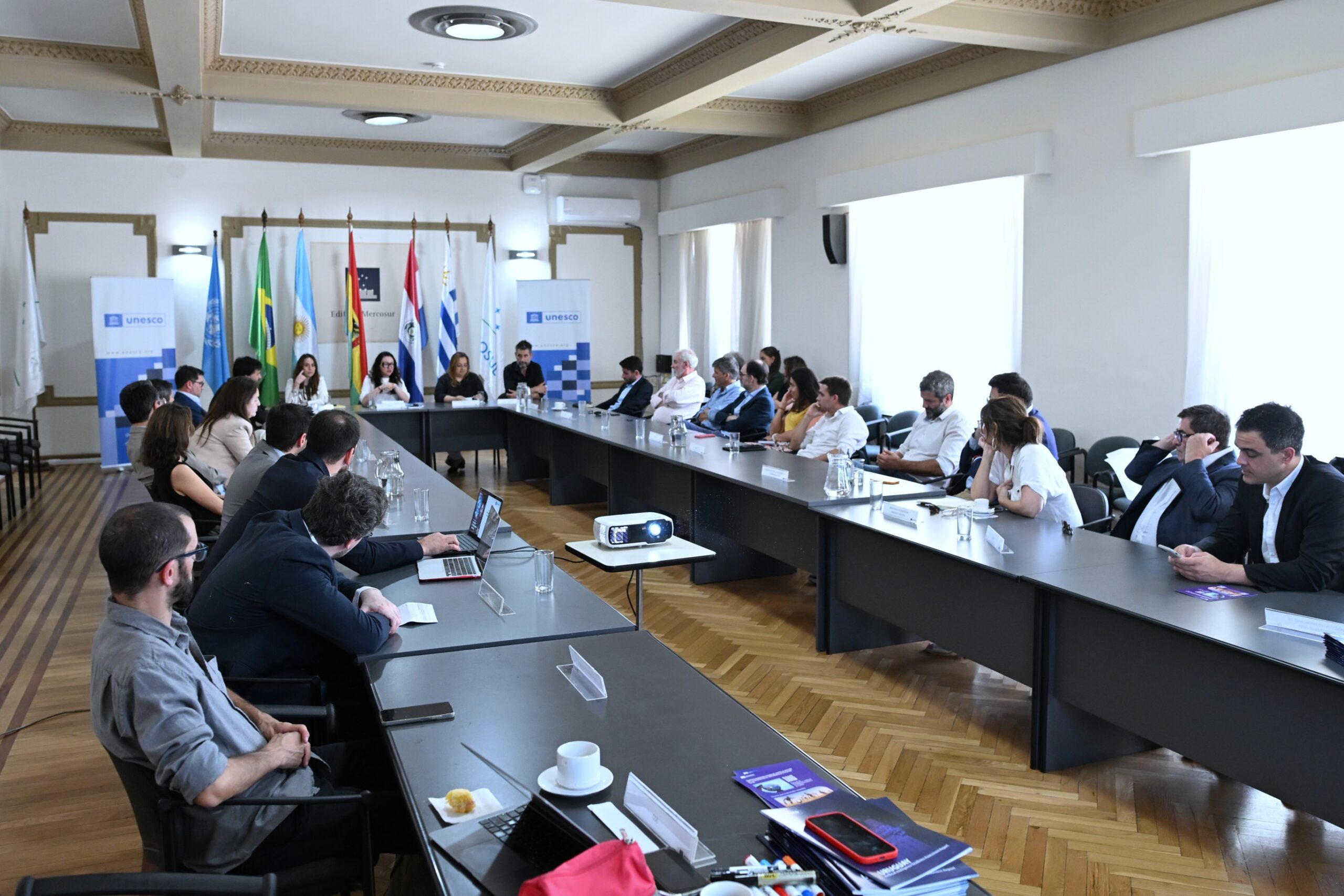 Reunión en el Edificio Mercosur para la conformación del Consejo Empresarial de Ética de la Inteligencia Artificial en Uruguay, con participación de UNESCO y Quanam.